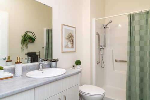 Woodlands unit bathroom